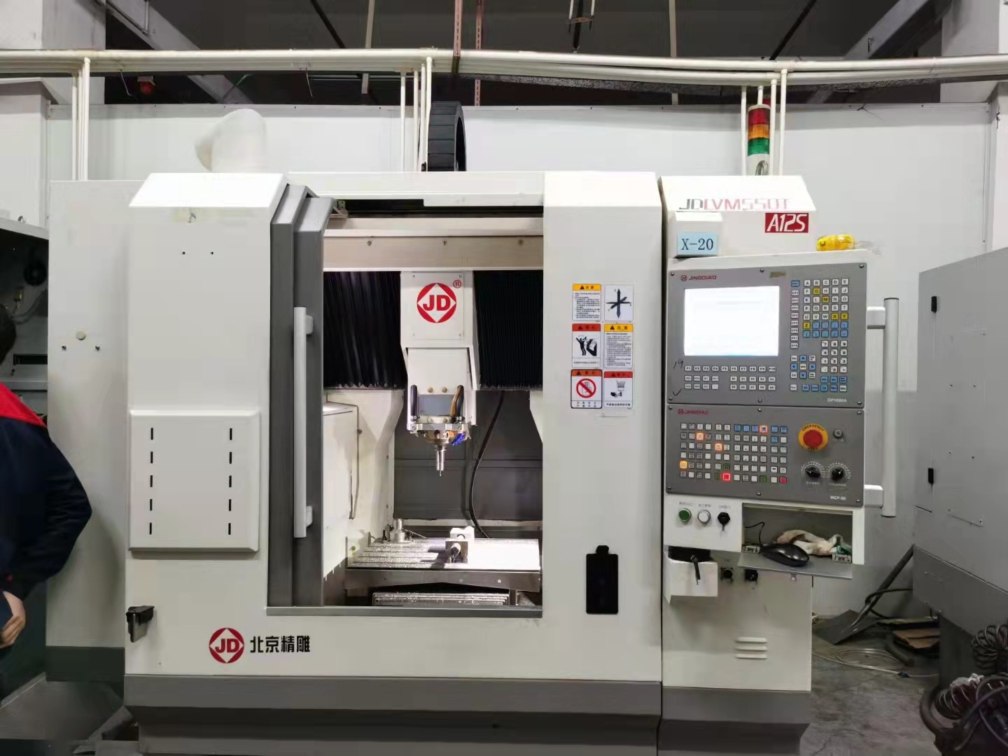 厂家供应二手北京精雕机 jd lvm550t—a12s雕刻机cnc加工中心