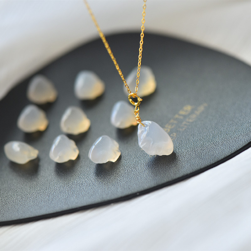 玛瑙白玉髓 饺子吊坠小滴溜小配件源头厂家批发小挂件