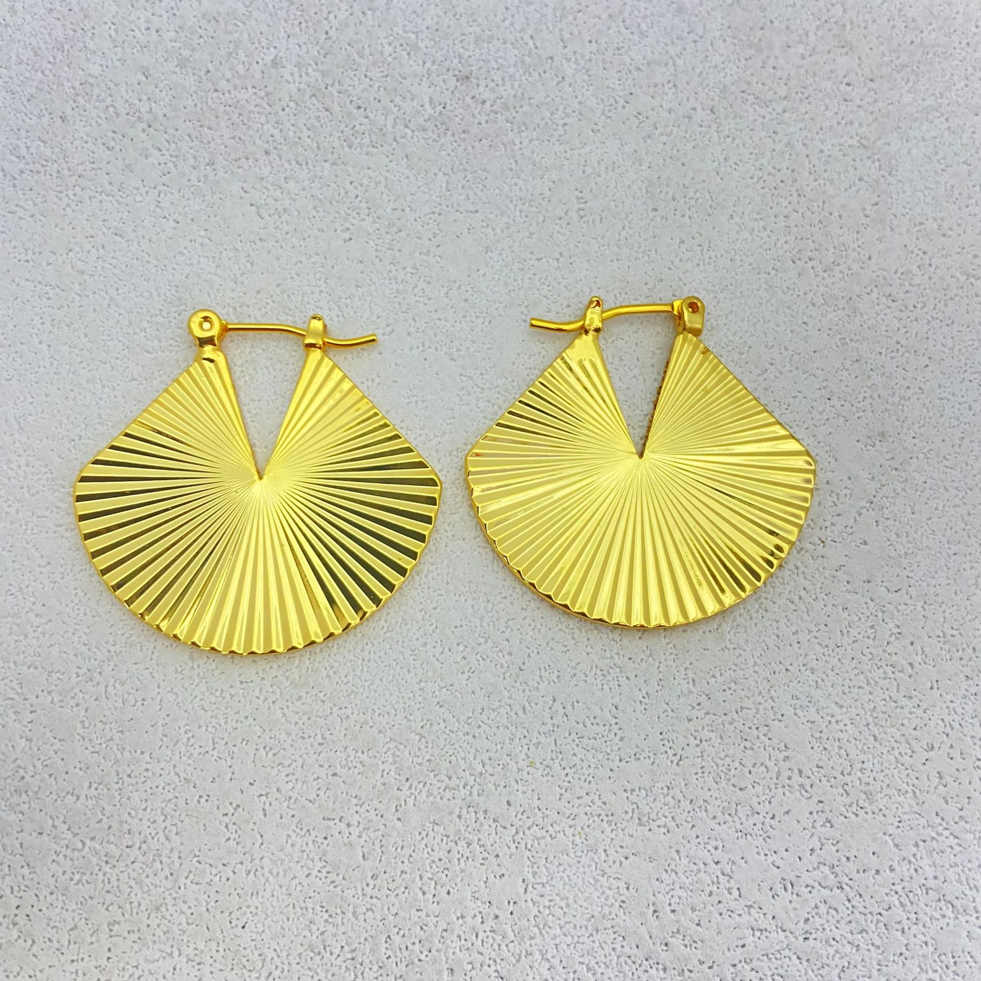 青岛饰品个性小众设计感冷淡风扇形波浪金属质感几何设计个性耳饰