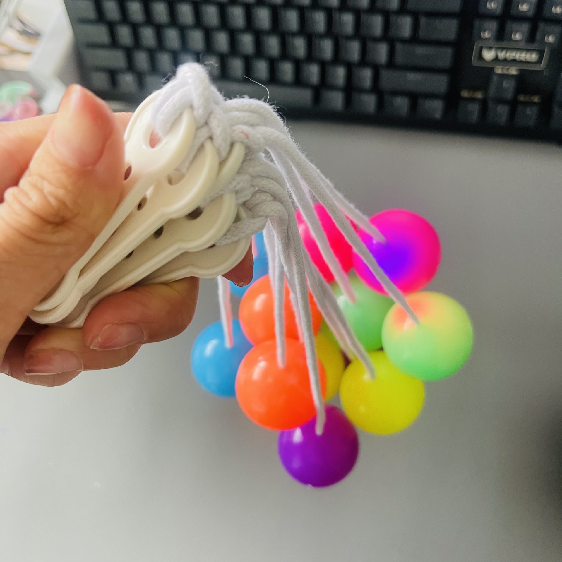 撞击球哒哒球碰碰球带灯解压玩具手摇撞击益智儿童玩具跨境摇摆