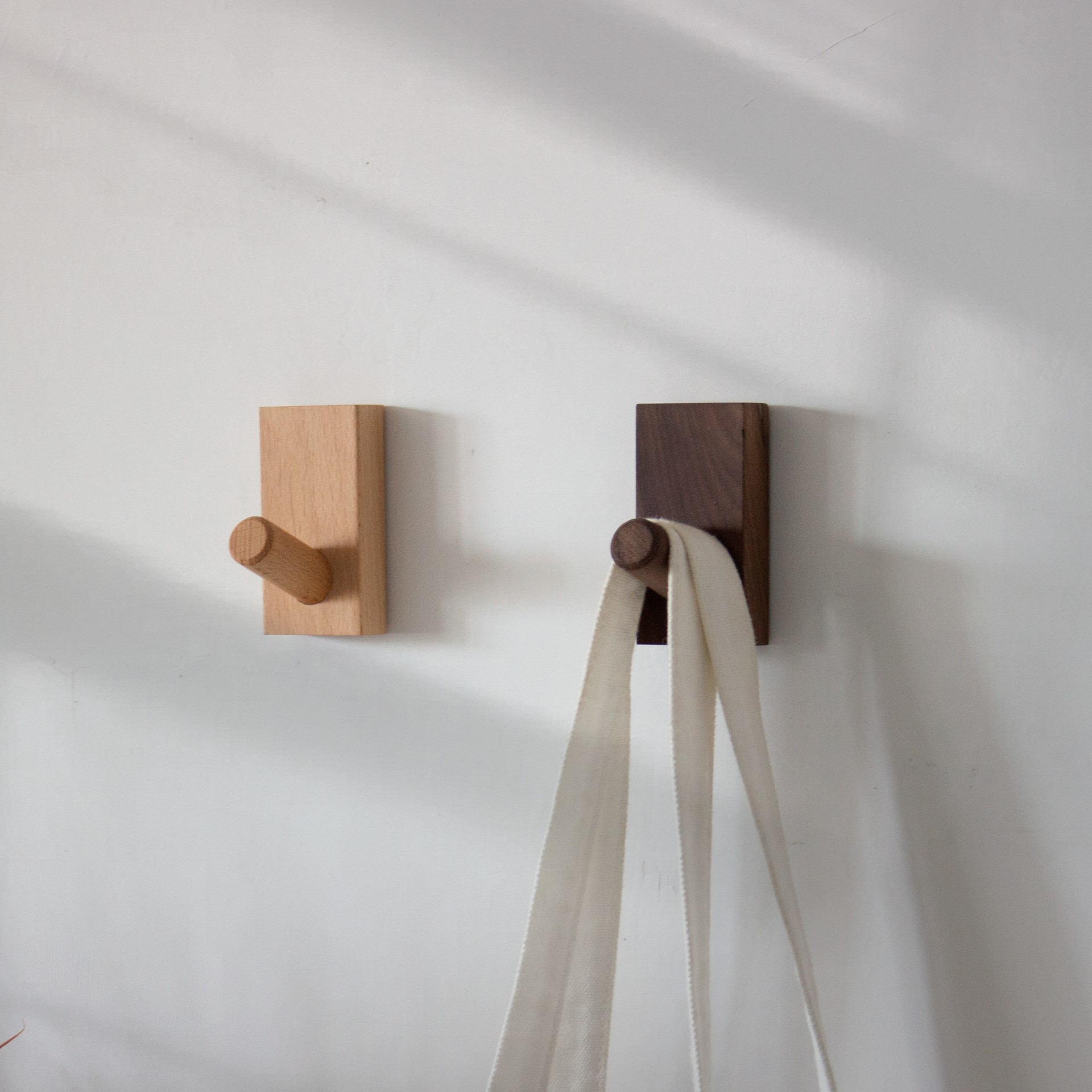 北欧实木挂钩墙壁免打孔门后挂钩玄关挂钩试衣间衣帽间木质挂钩