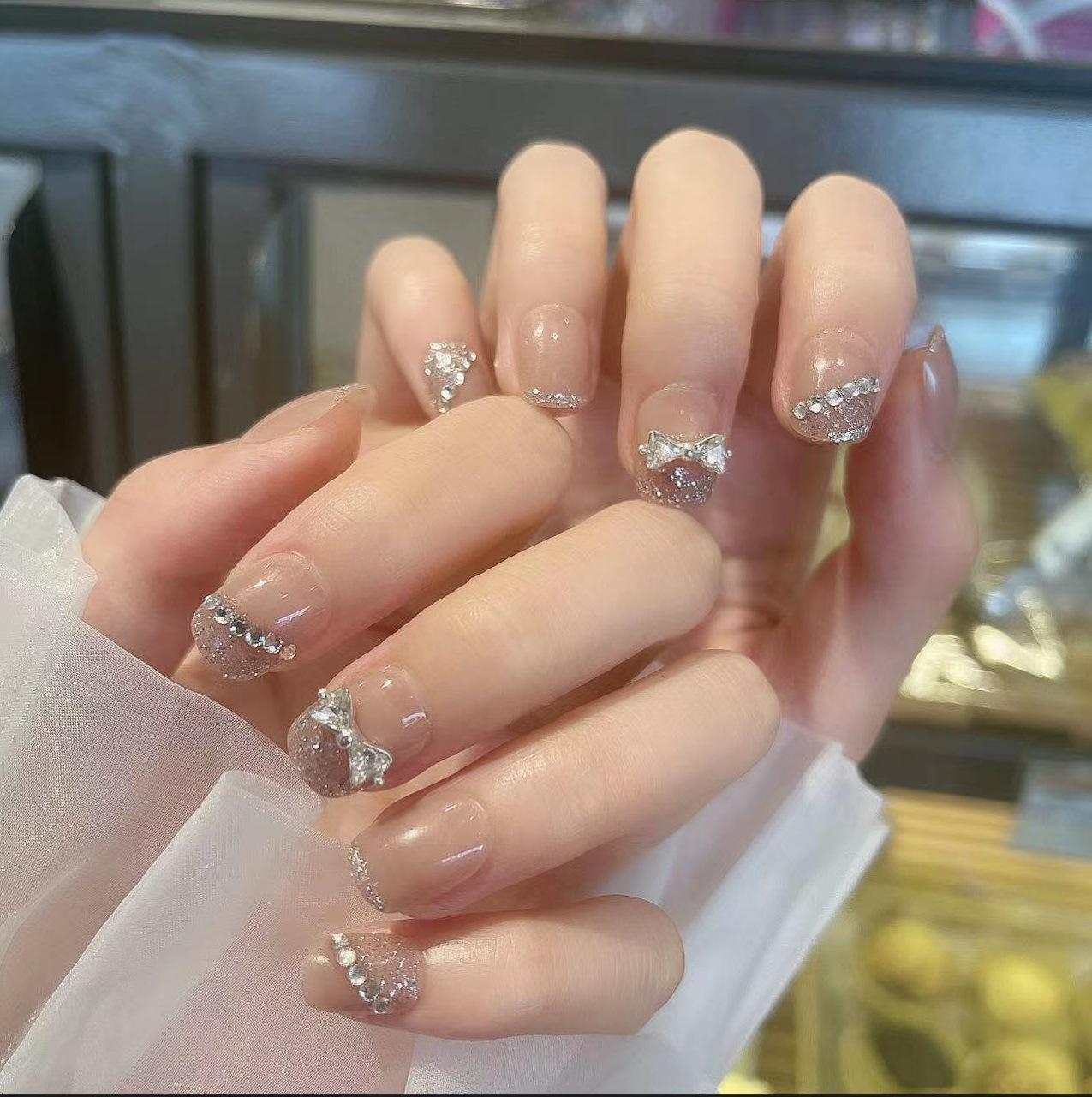 穿戴甲手工法式边冰透色短甲光疗甲银白小钻领结饰品甲片美甲贴片