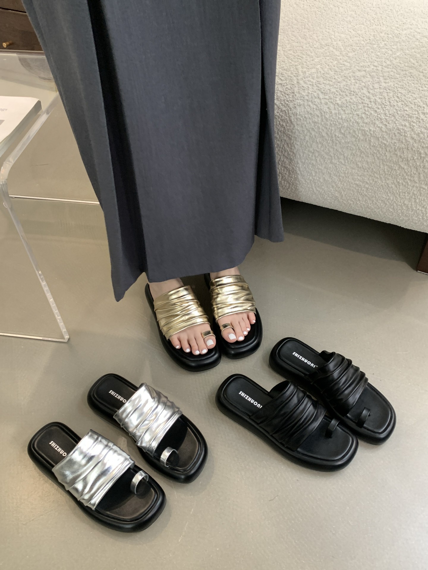 网红金属夹趾凉鞋女2024新款套趾爆款拖鞋女褶皱带一字凉拖外穿夏