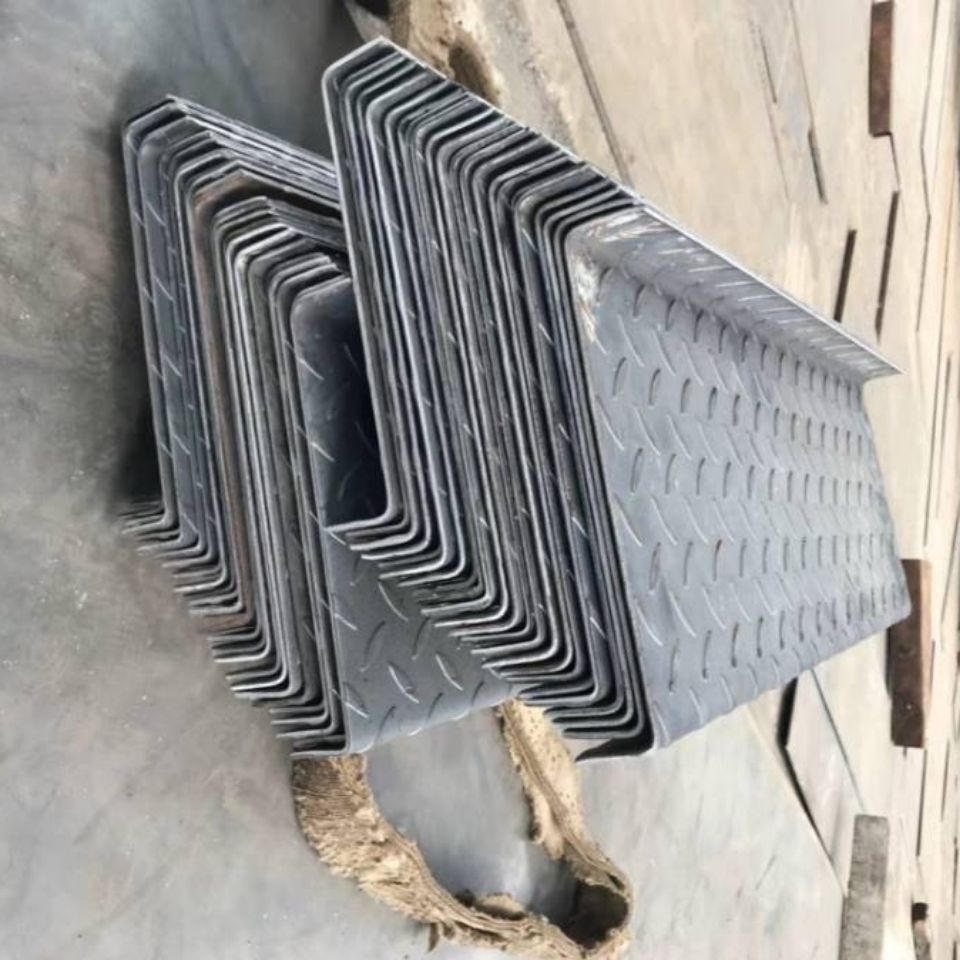 楼梯踏步板加厚花纹楼梯板防滑楼梯板铁质结实z型u型l型楼梯板