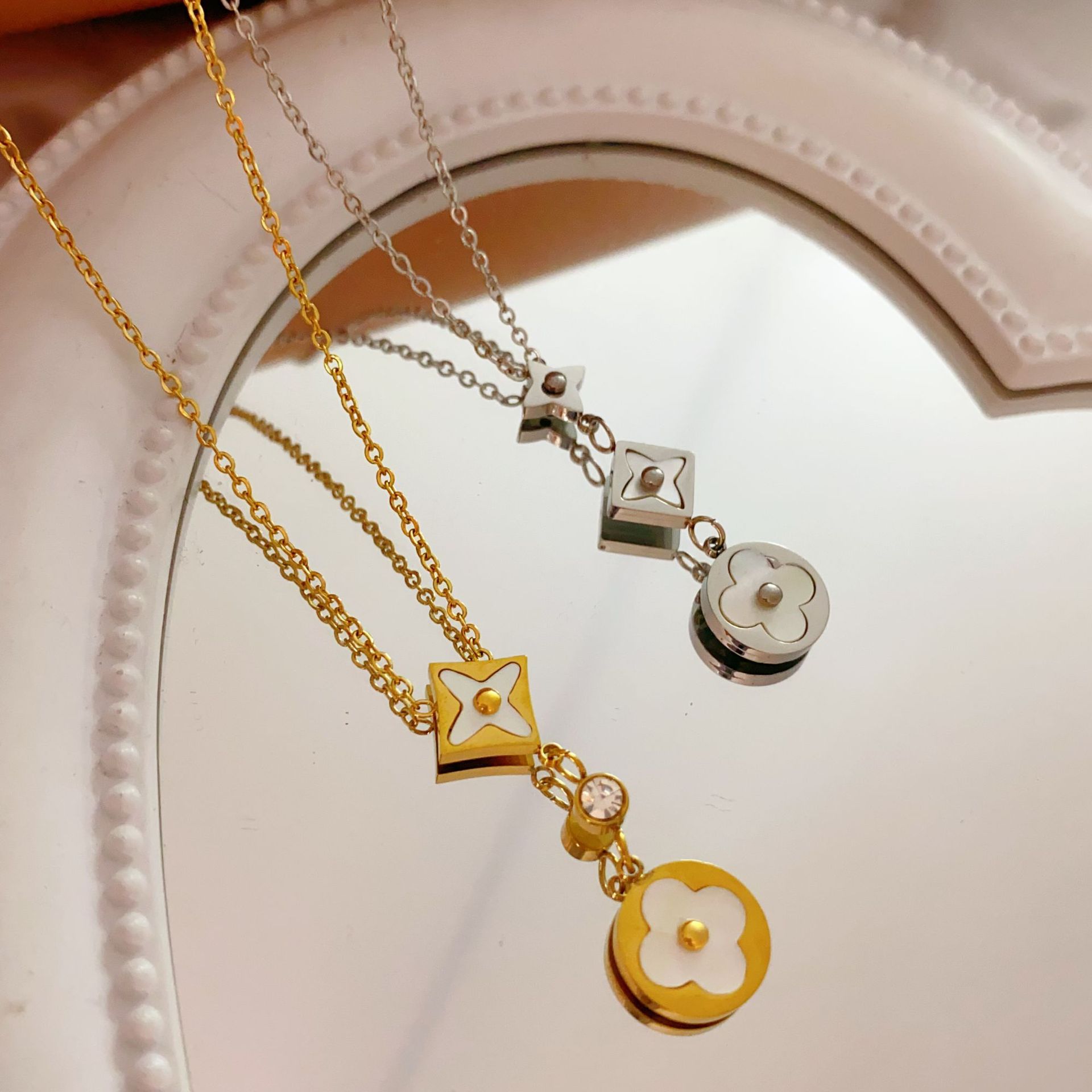 森系幸运五花白贝四叶草钛钢项链女款轻奢时尚百搭不掉色首饰套装