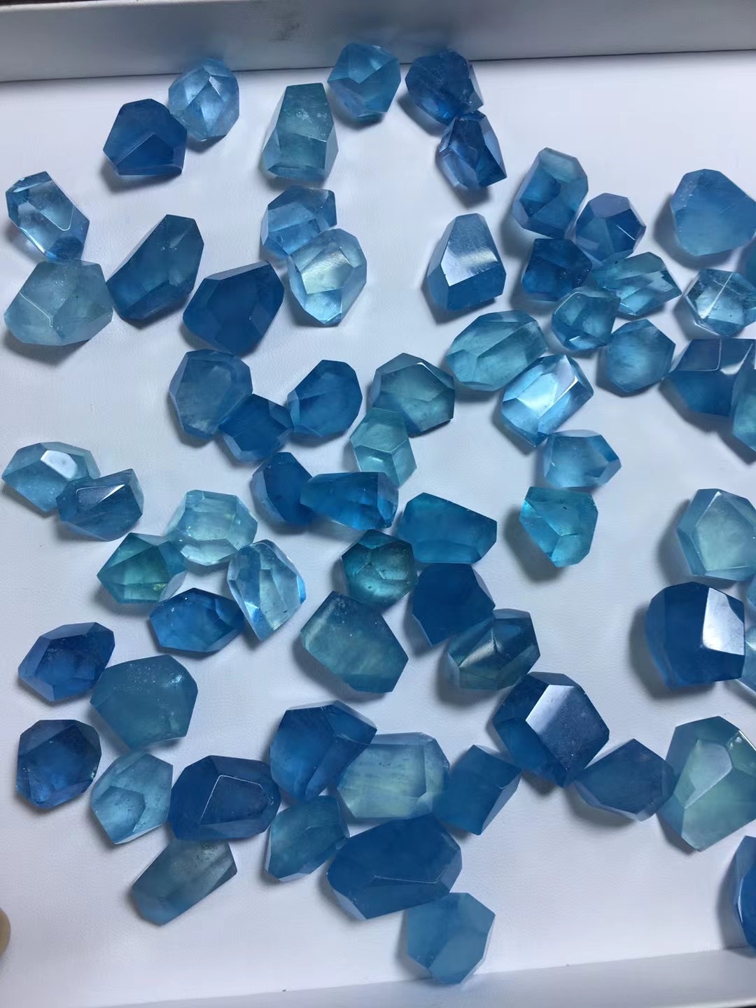 天然原矿海蓝宝切面随形 深海蓝 晶体冰透 无杂裂 多面随形 批发