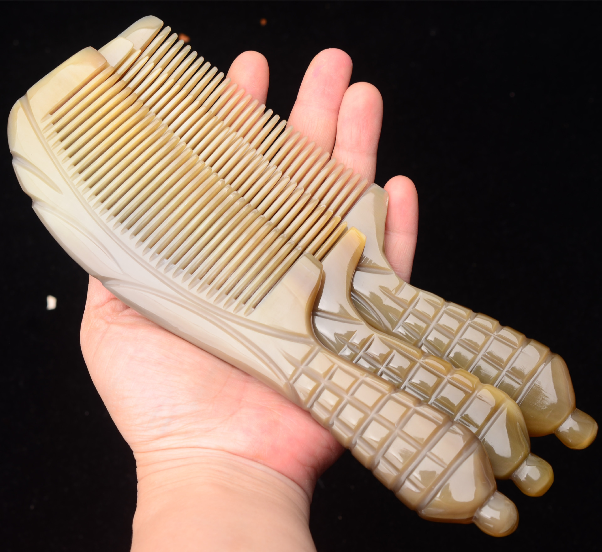 厂家批发白水牛角梳子手工玉米精美雕花多用途按摩经络竹节美发梳