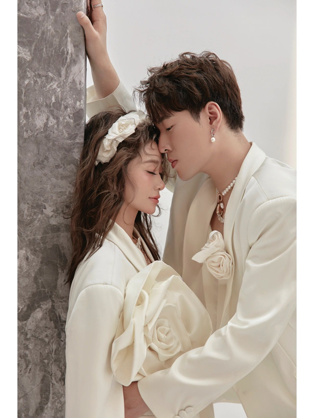 影楼摄影情侣西装主题大花网红杂志风宽版套装时尚新潮写真艺术照