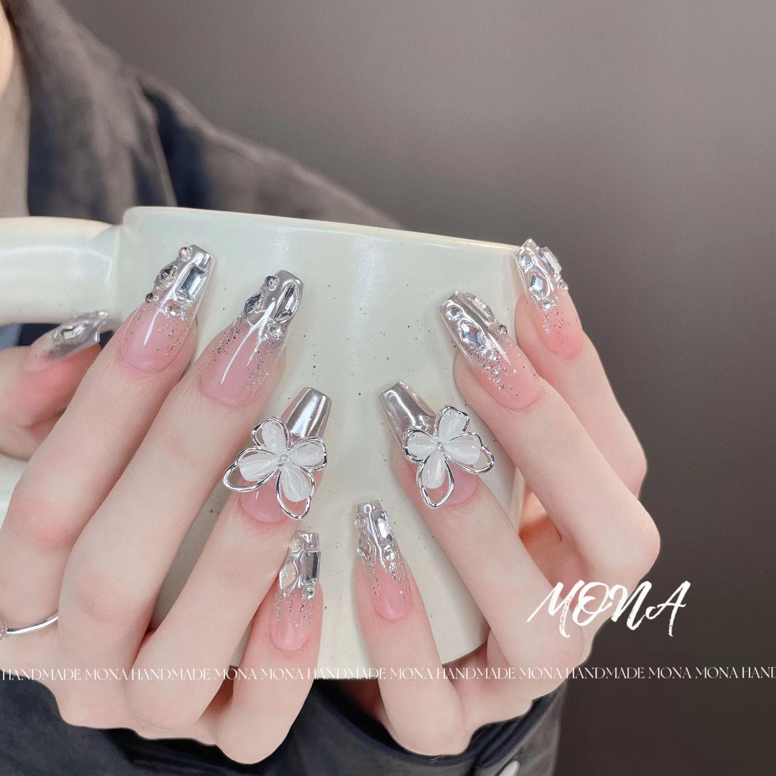 2023爆款猫眼石碎钻蝴蝶假指甲手工穿戴甲显白美甲可拆卸魔镜粉