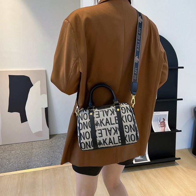 2022 New Fashion Portable Shoulder Messenger Bag Women's Fashion Printing Lettered Casual Versatile Personality Pillow Bag