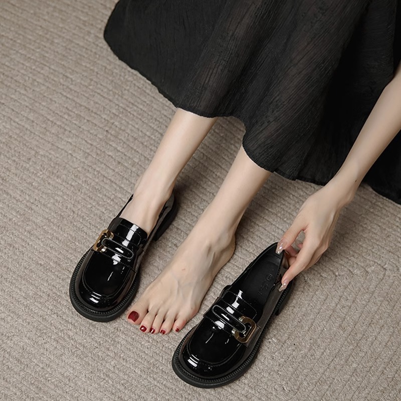 小皮鞋女英伦风2024新款金属扣漆皮单鞋女一脚蹬黑色乐福鞋秋季女