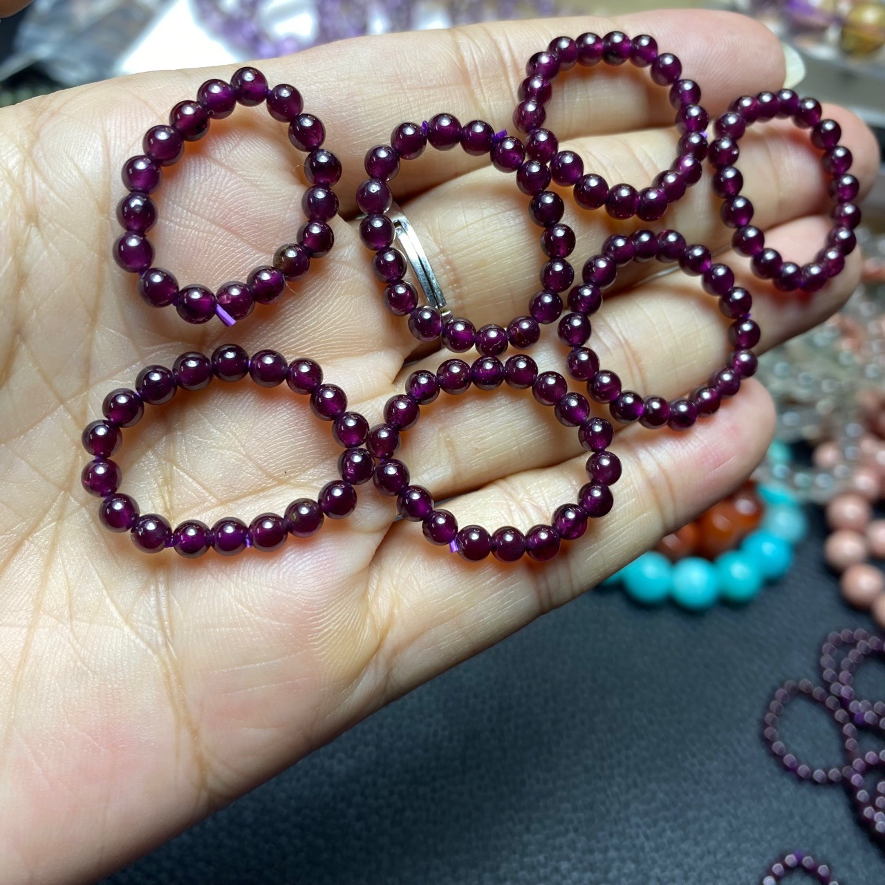 天然紫牙乌石榴石小颗粒戒指 色泽亮丽时尚戒指圈 指环手饰品批发