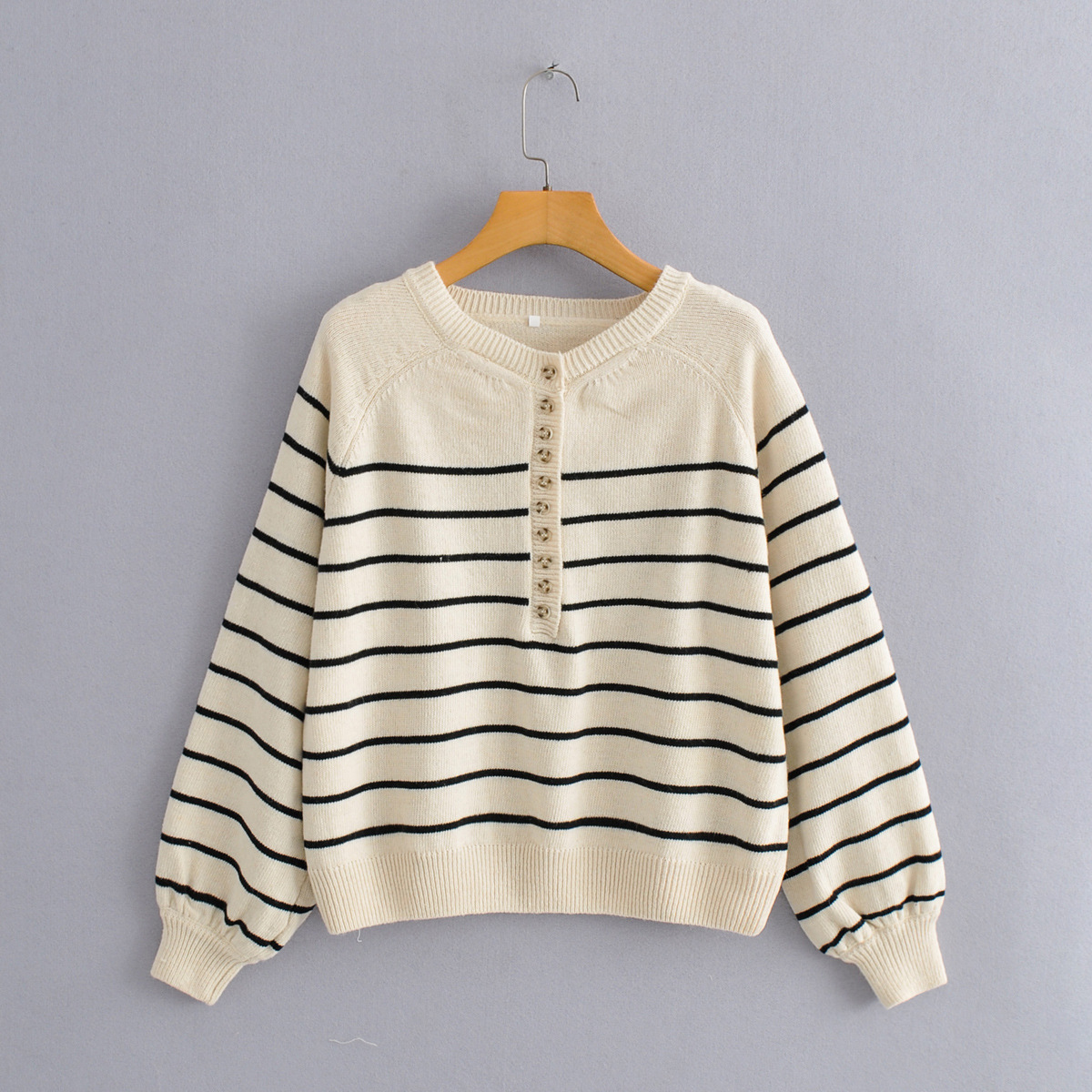 条纹纽扣毛衣图片