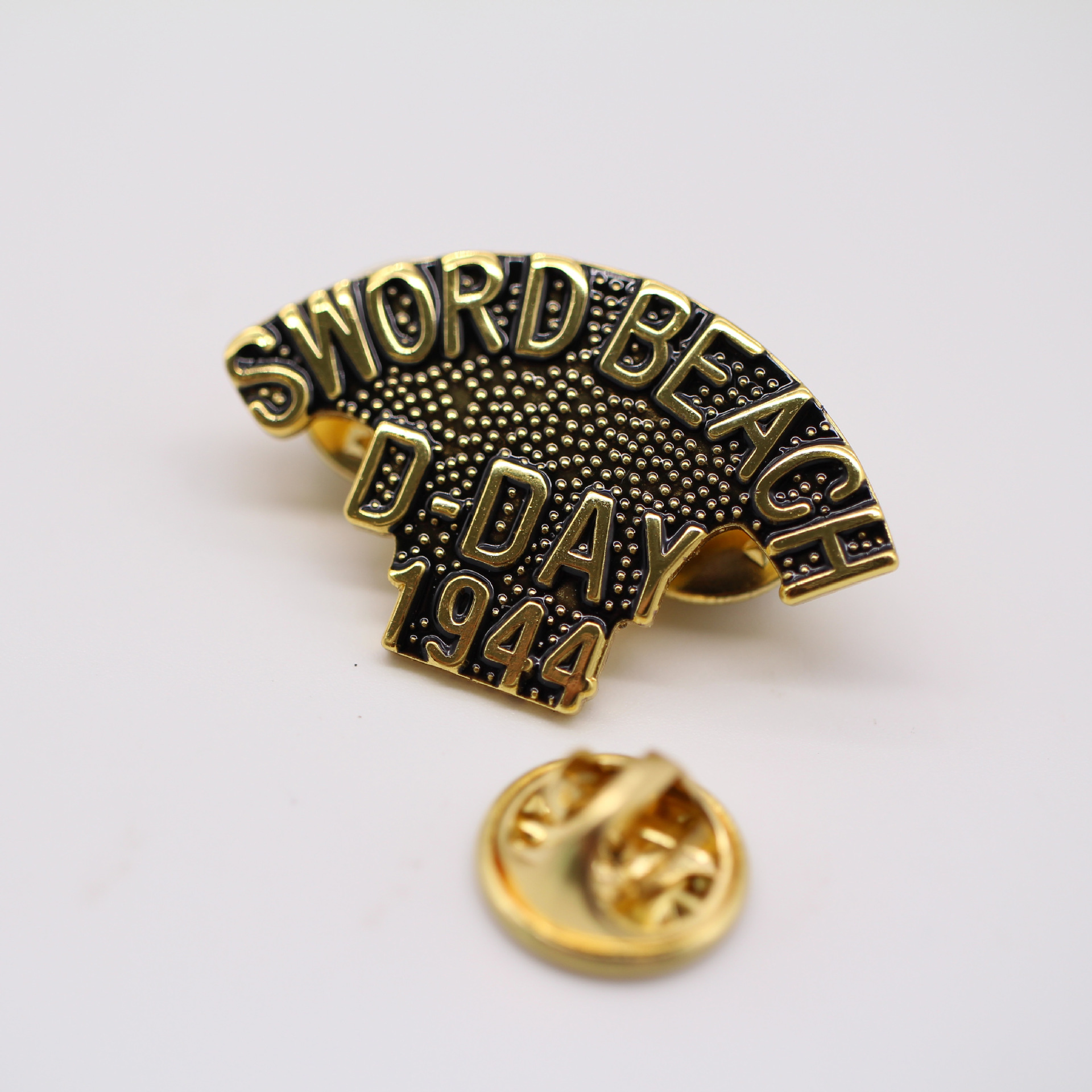 金色logo凸起双色电镀徽章合金压铸烤漆胸章定制