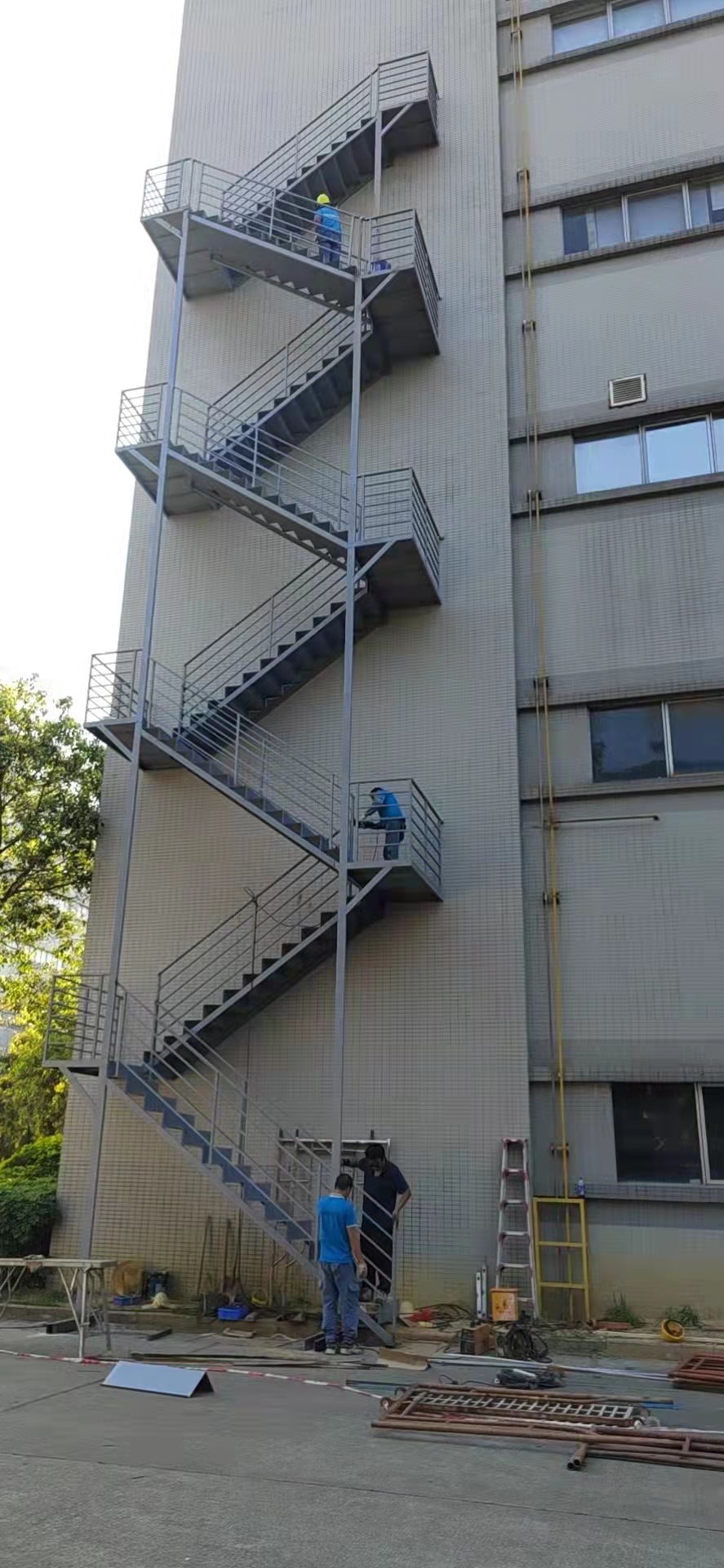 室外消防楼梯厂家/广东消防楼梯/深圳户外铁梯/消防楼梯厂/钢梯