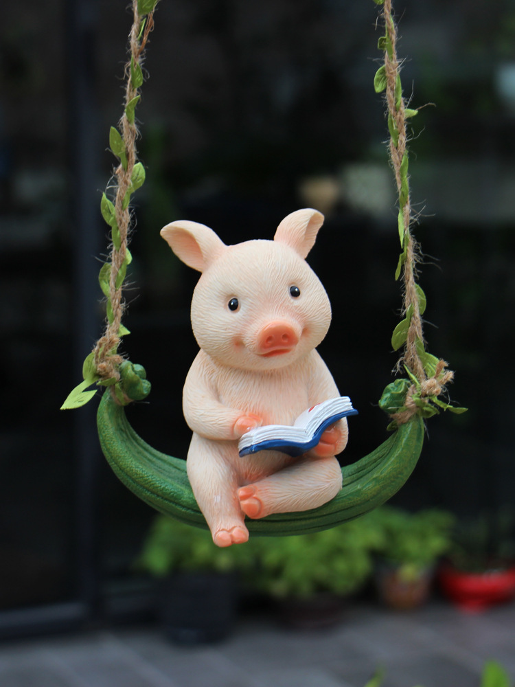 可爱看书小猪秋千挂件卡通动物幼儿园花园庭院阳台树上装饰品摆件