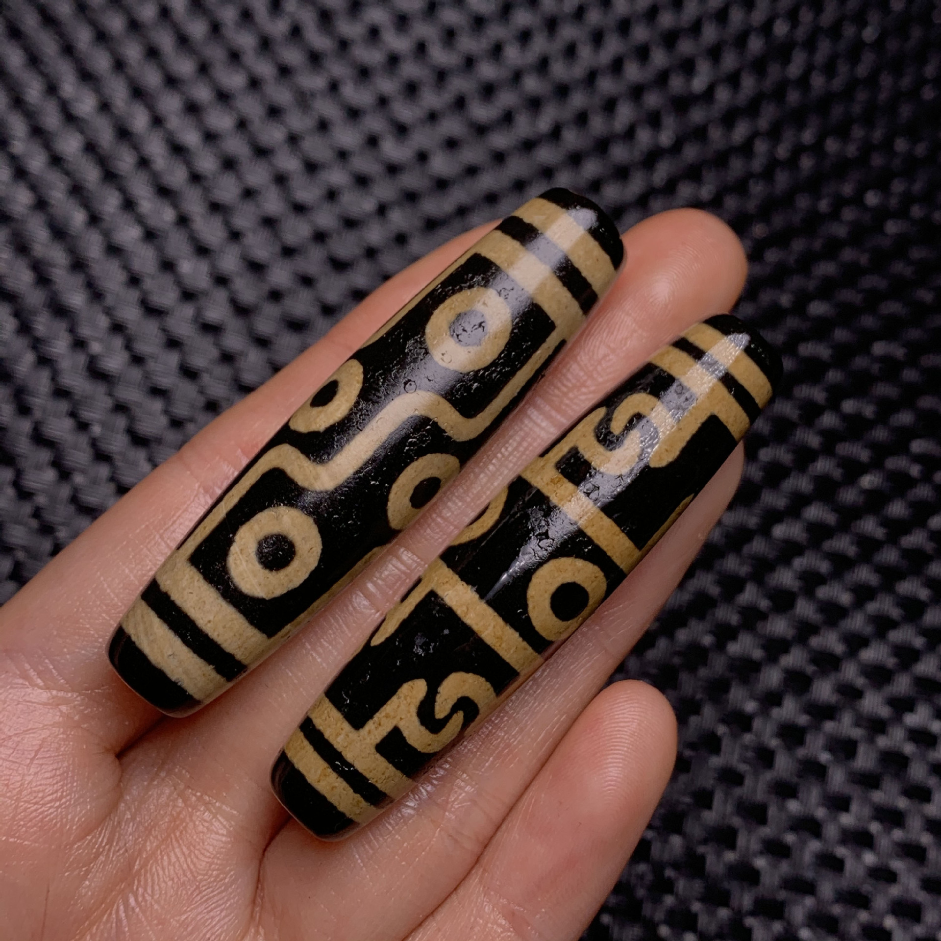 立志玛瑙 西藏老矿玉髓玛瑙牙黄九眼莲师法器天珠 包浆细腻 散珠