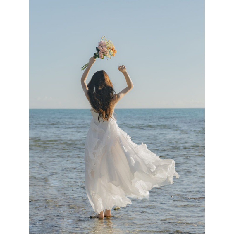 海南三亚旅游拍照沙滩裙白色气质超仙飘逸吊带连衣裙洱海度假长裙