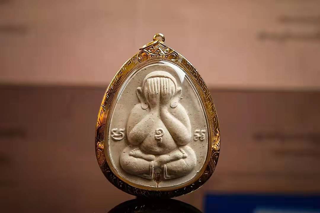 泰国佛牌 龙婆坤2537财富必打掩面佛