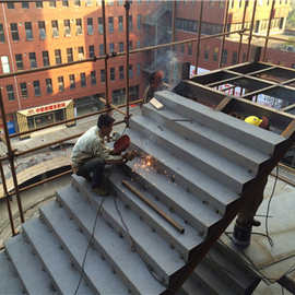 楼梯铁踏步板简易踏步电焊楼梯阁楼钢架临时铁板花纹槽钢角踏板