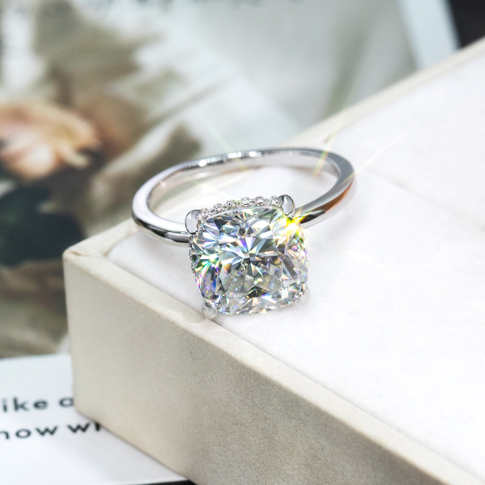 s925银白金镶嵌莫桑枕形肥方5克拉主石女士轻奢高端钻戒热卖款