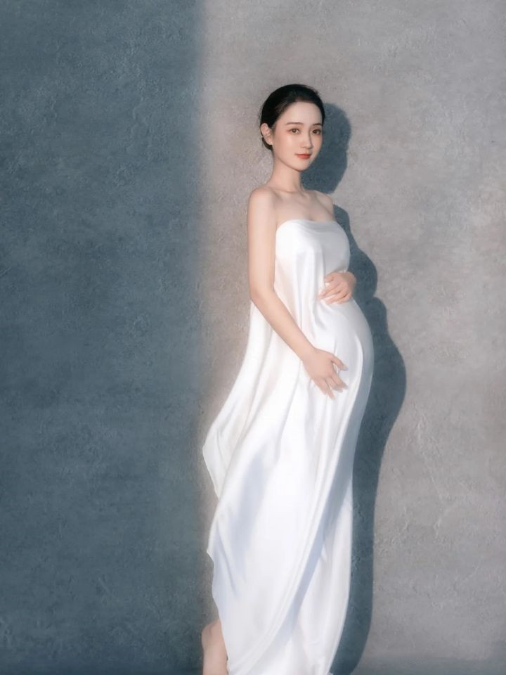2021新款时尚孕妇照写真服装裙影楼拍大气缎面仙儿白孕味妈咪写真