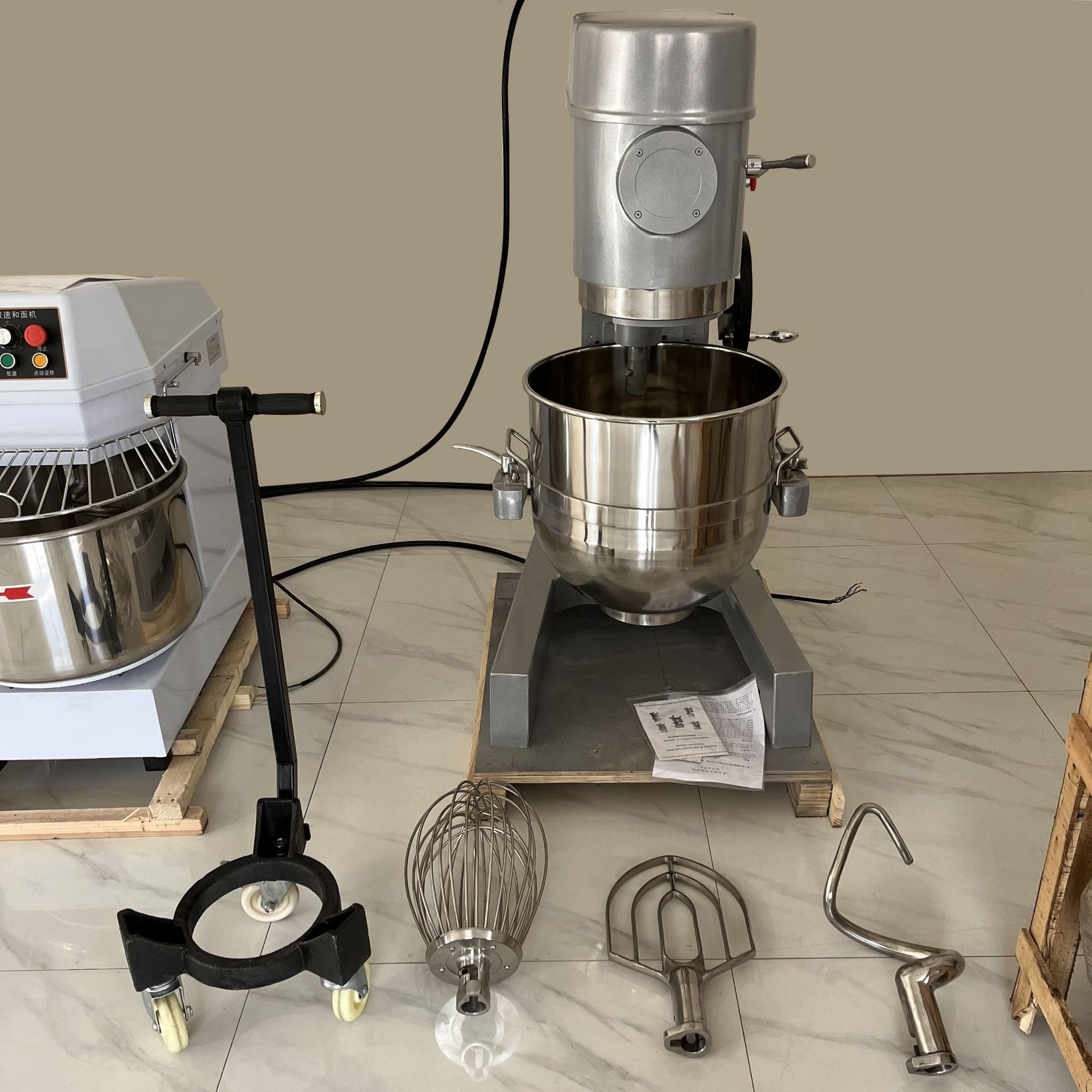 大型立式和面拌馅机 80升电动升降打蛋机 食品搅拌设备带推车