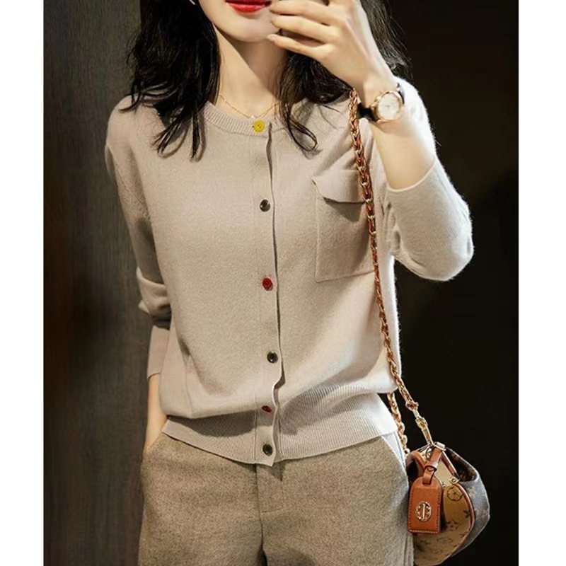 早秋甜美气质减龄彩色扣圆领长袖针织开衫春秋女装新款长袖外搭女