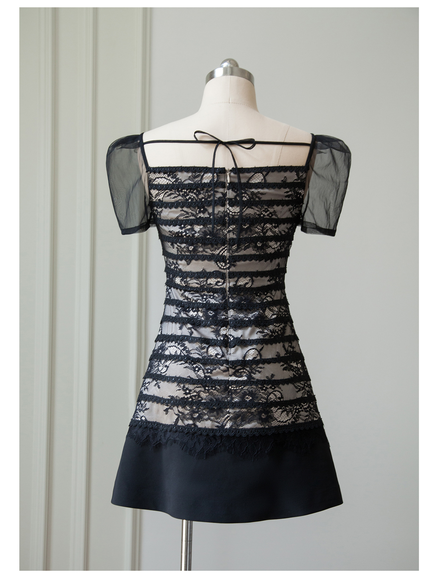 复古气质方领露背绑带泡泡袖显瘦修身减龄蕾丝花纹连衣裙女 66880