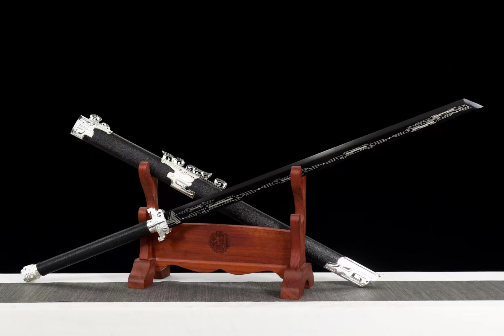 龙泉市宝剑刀剑一体高锰发黑手工锻打武术刀剑冷兵器收藏未开刃