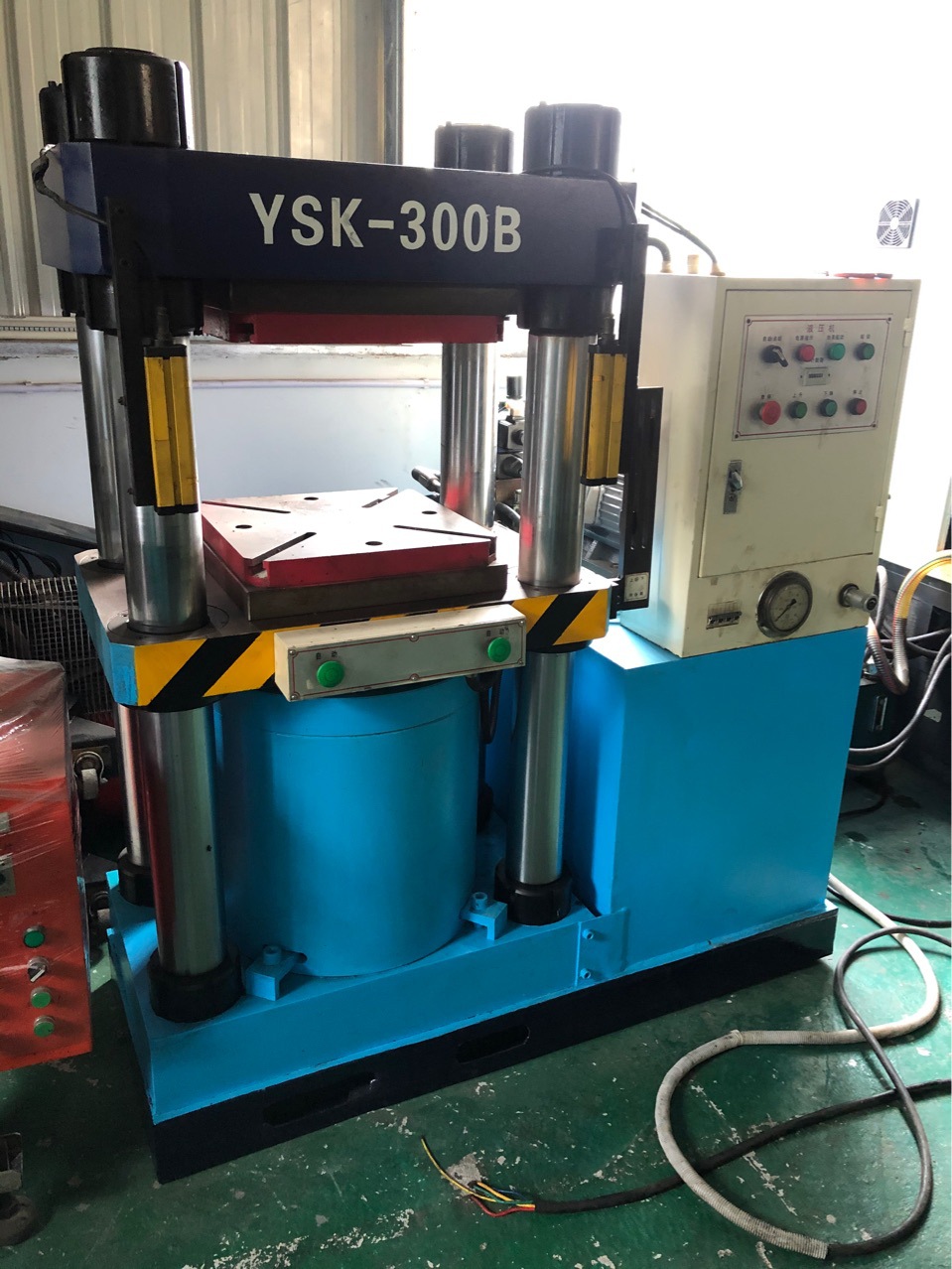 转让二手油压机四柱300吨油压机