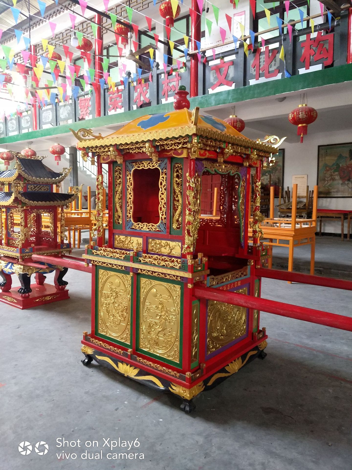 制定抬神佛轿子花轿图片 古典松木雕花彩绘抬佛八抬大轿