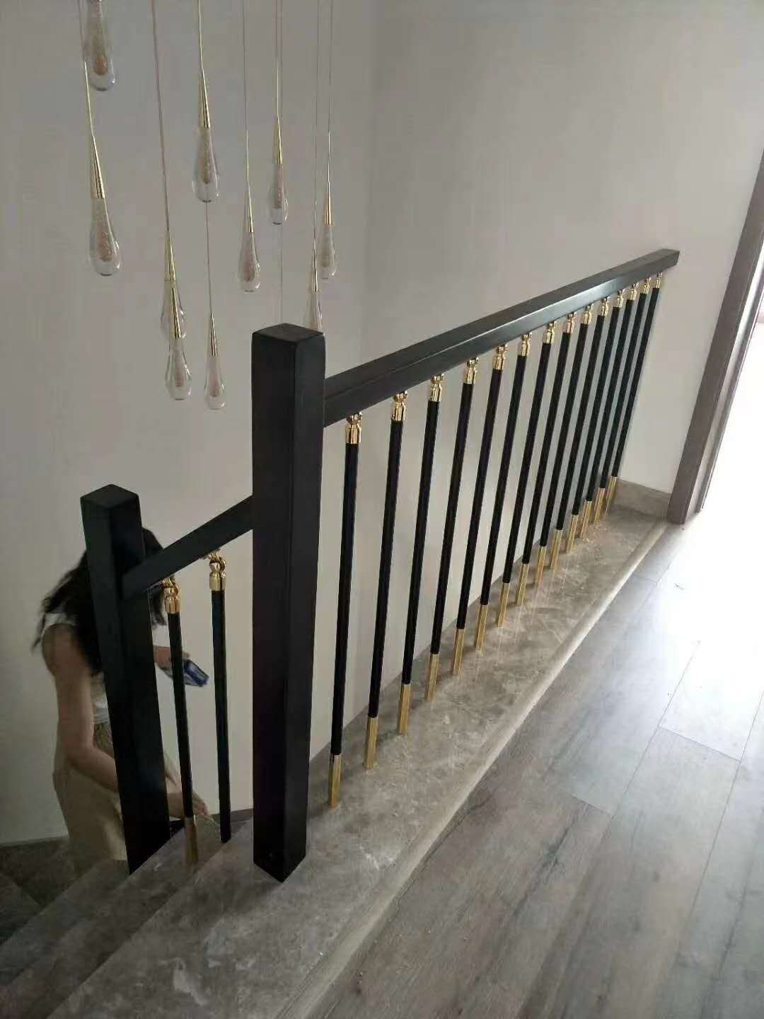 高档楼梯扶手现代简约轻奢风铝艺立杆镀金工艺实木新中式楼梯栏杆