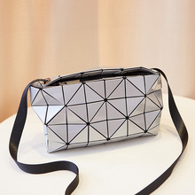 日本新款2021几何菱格单肩包斜跨包盒子包时尚亮面百搭包产品