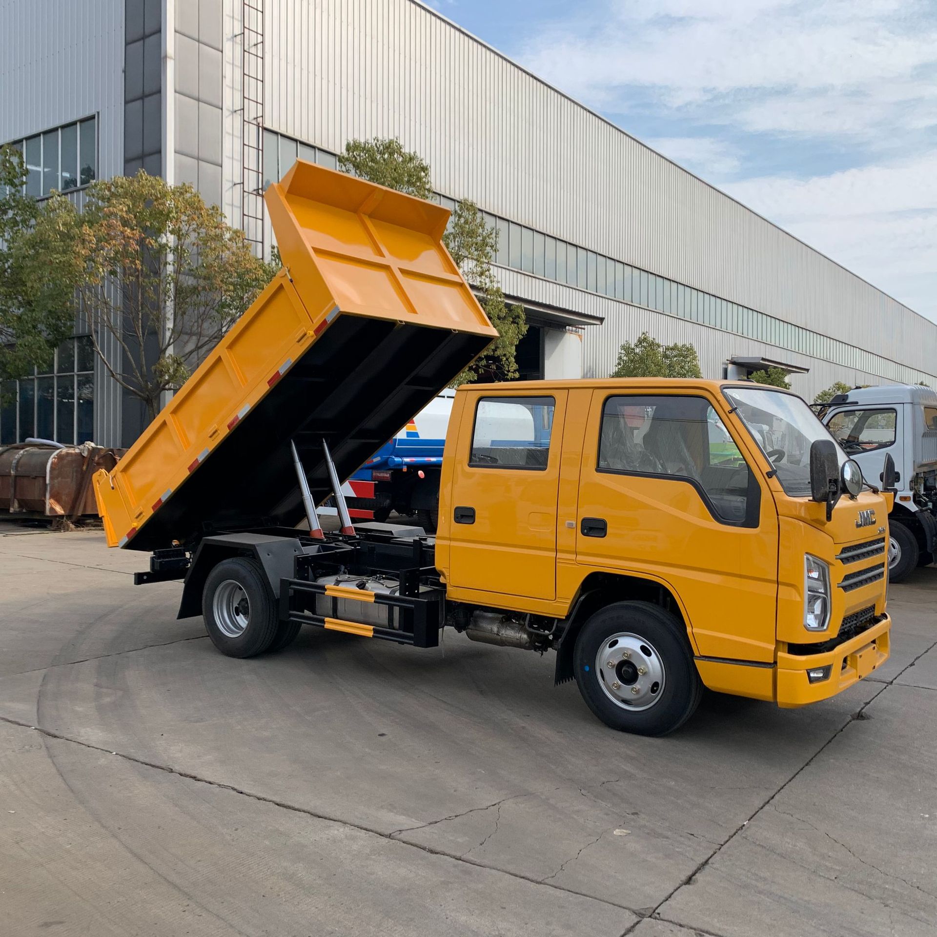 小型垃圾车 蓝牌双排座自卸式垃圾车 公路养护车配置厂家报价