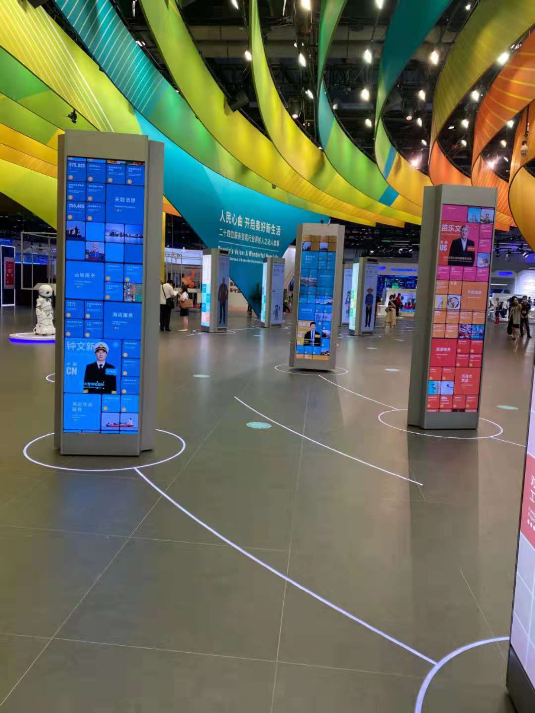 瀑布流电子图书借阅机拼接显示触摸一体机图书馆展馆扫码借阅大屏