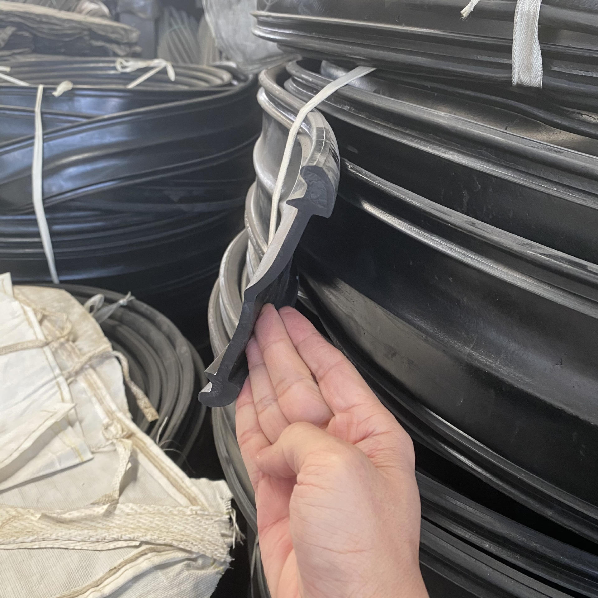 定制各种桥梁伸缩缝橡胶条变形缝密封条橡胶填缝条桥梁隔震胶条