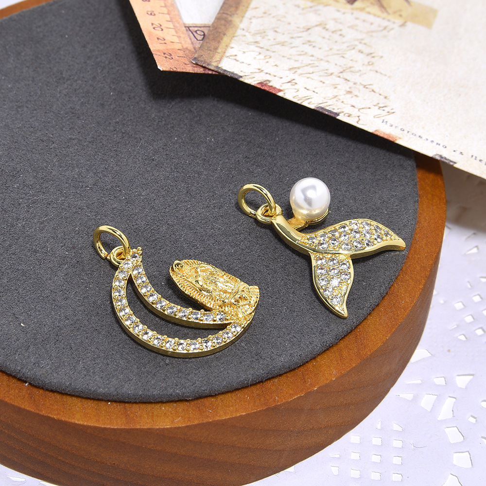 鱼尾月亮珍珠o新款吊女铜字锆石尾巴镶玛利亚鲸鱼利亚圣母玛利项