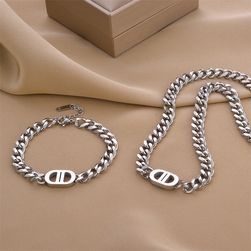 Europe and America Cross Border Thick Straps Double D Titanium Steel Necklace Female Hip Hop Pig Nose High-End Design Sense All-Match Necklace Accessories Jewellery