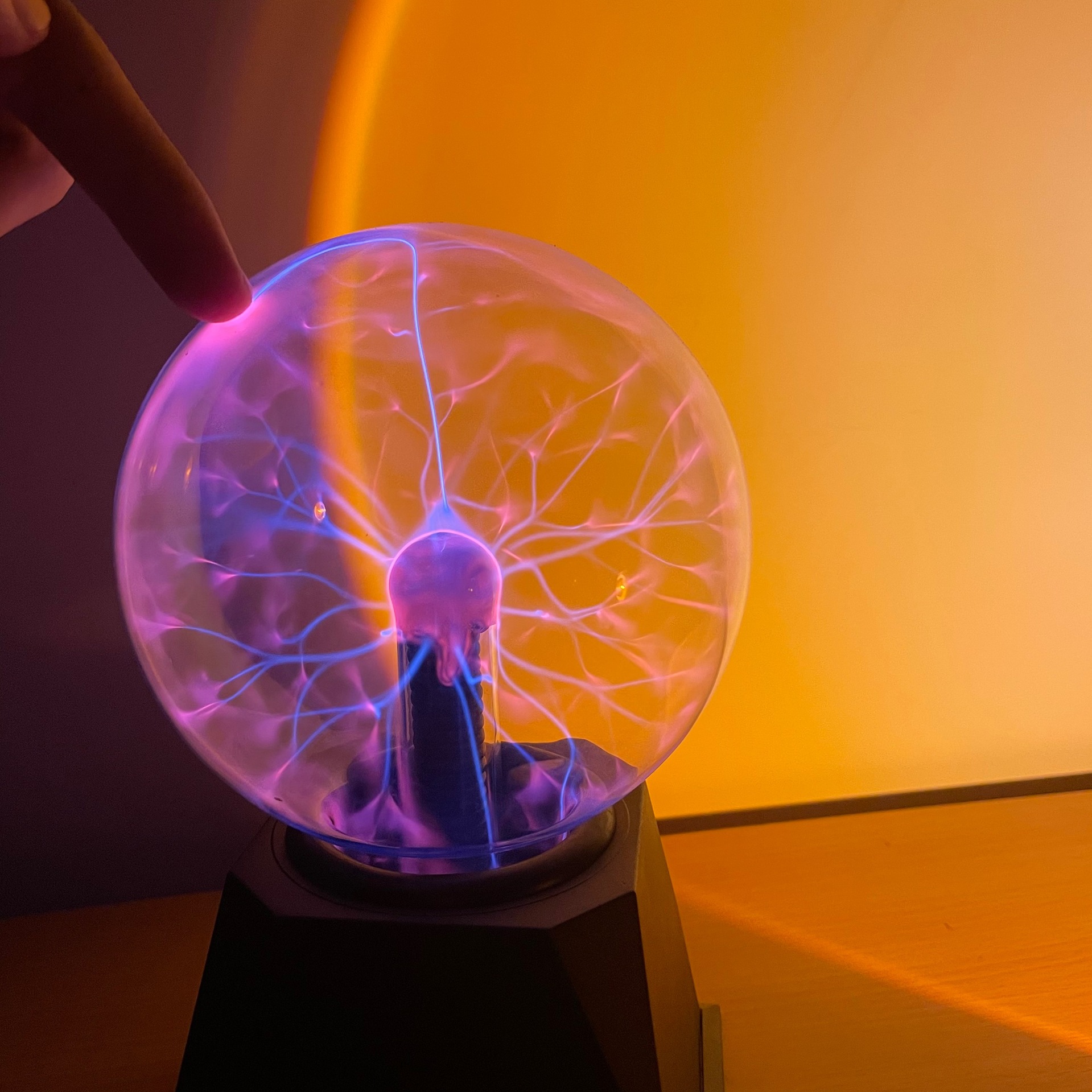 一个有趣的小玩意发光感应闪电球送朋友的节日生日礼物中秋节礼品