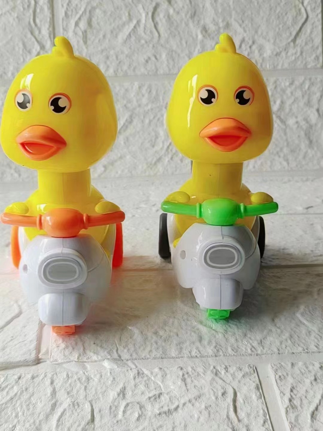 网红按压回力卡通小黄鸭儿童迷你小玩具礼物地摊货源机构活动礼品