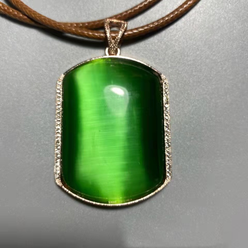 祖母绿猫眼石夸张大气平安无事牌吊坠 绿色猫眼石牌子毛衣链挂坠