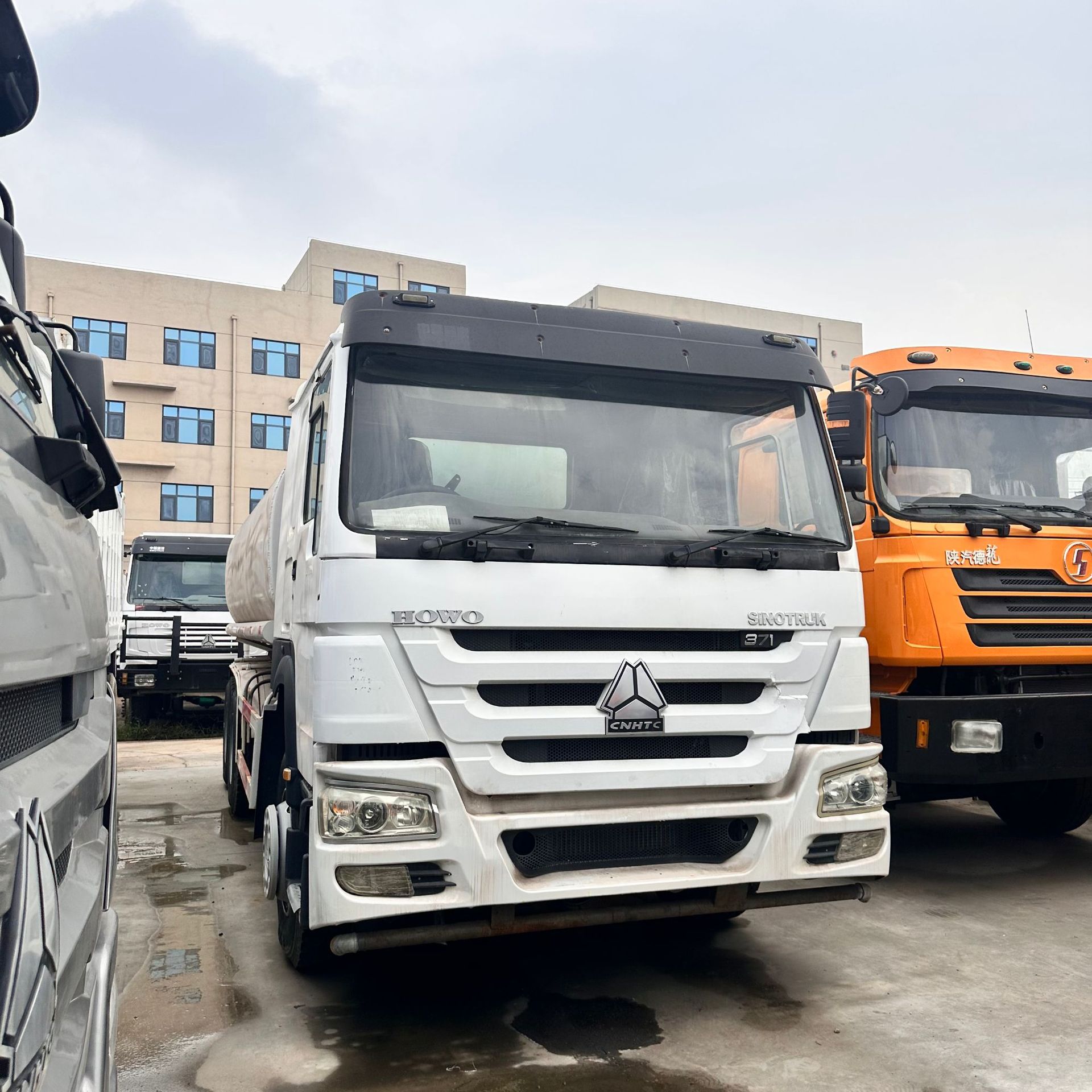 出口 二手 后翻斗工程自卸车液罐车可右舵 双层车架