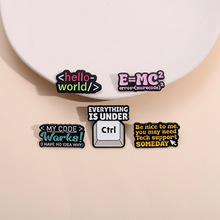跨境键盘新款合金字母胸针个性潮流粉色数学方程式造型烤漆徽章扣