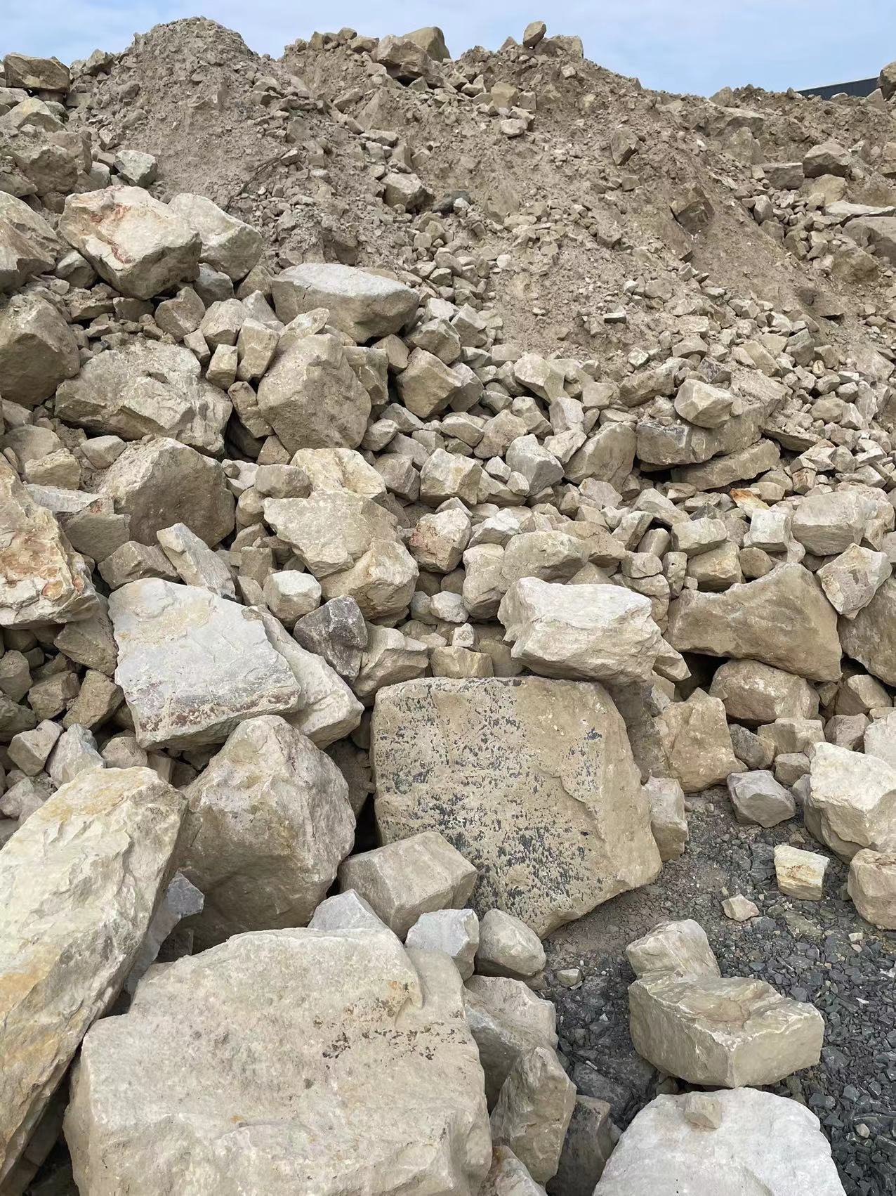 谈商品描述等级普通石英砂,低含铁量石英原矿品牌显明矿业用途玻璃