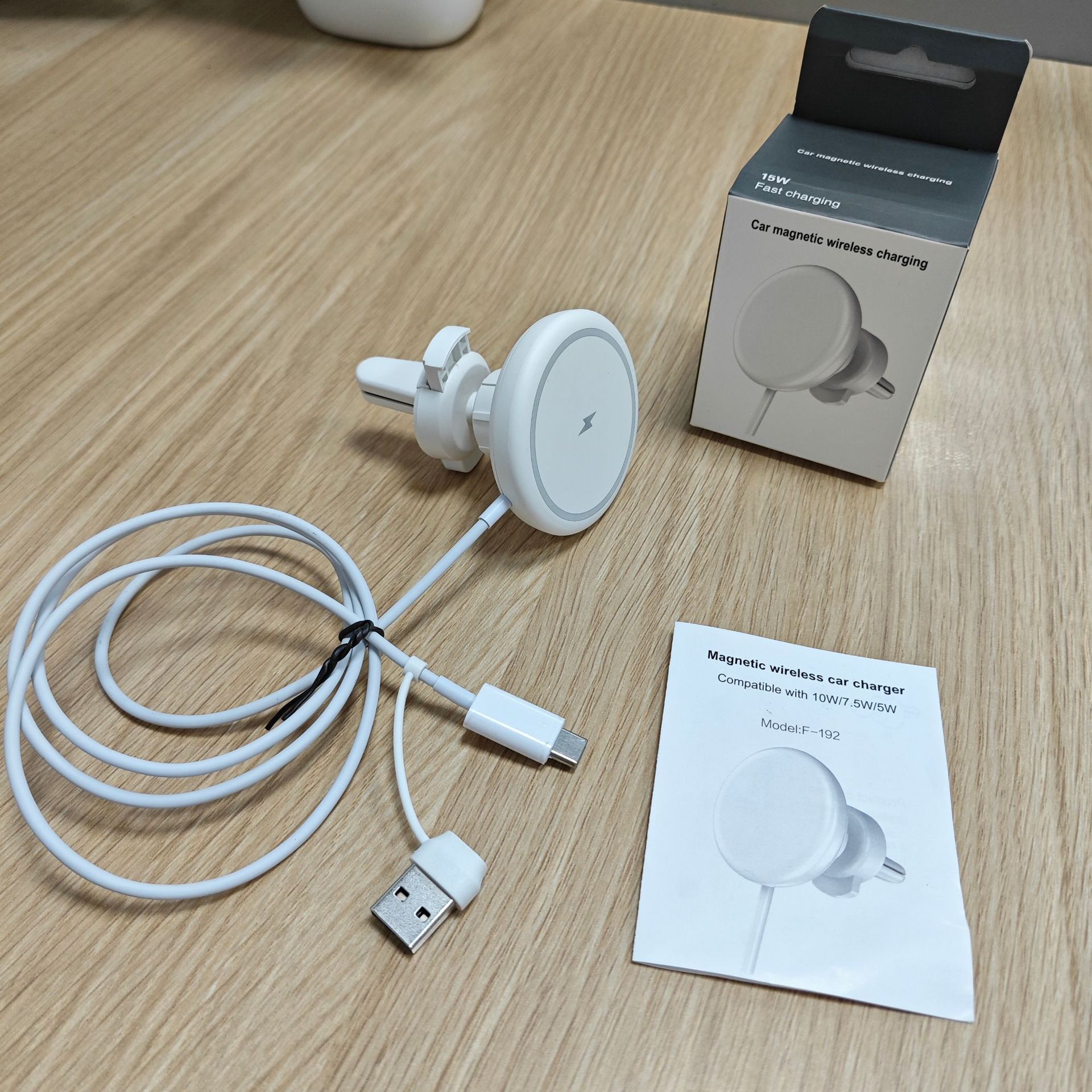 汽车用品usb手机充电器12v快充表车载配件批发适用特斯拉model15w