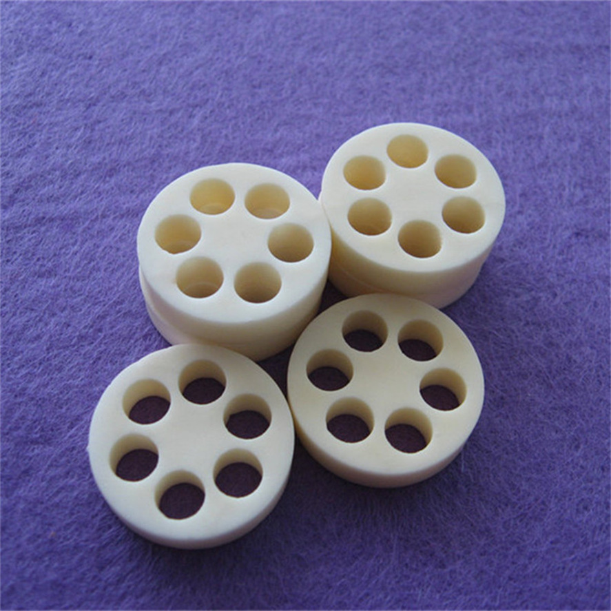 95氧化铝带孔陶瓷圆片工业陶瓷件氧化铝绝缘子