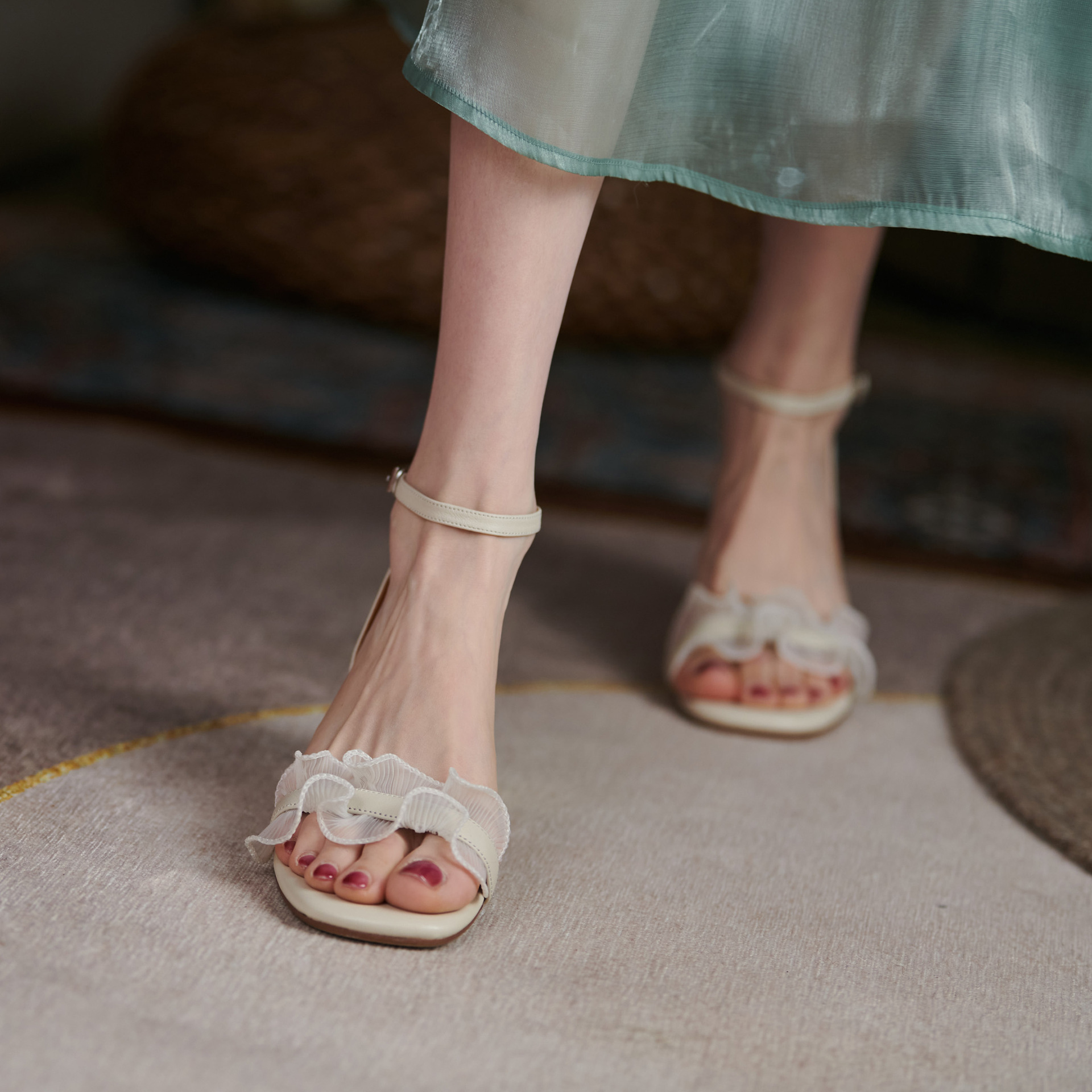 仙女风花边凉鞋女2021夏季新款时尚气质中跟一字带露趾罗马高跟鞋