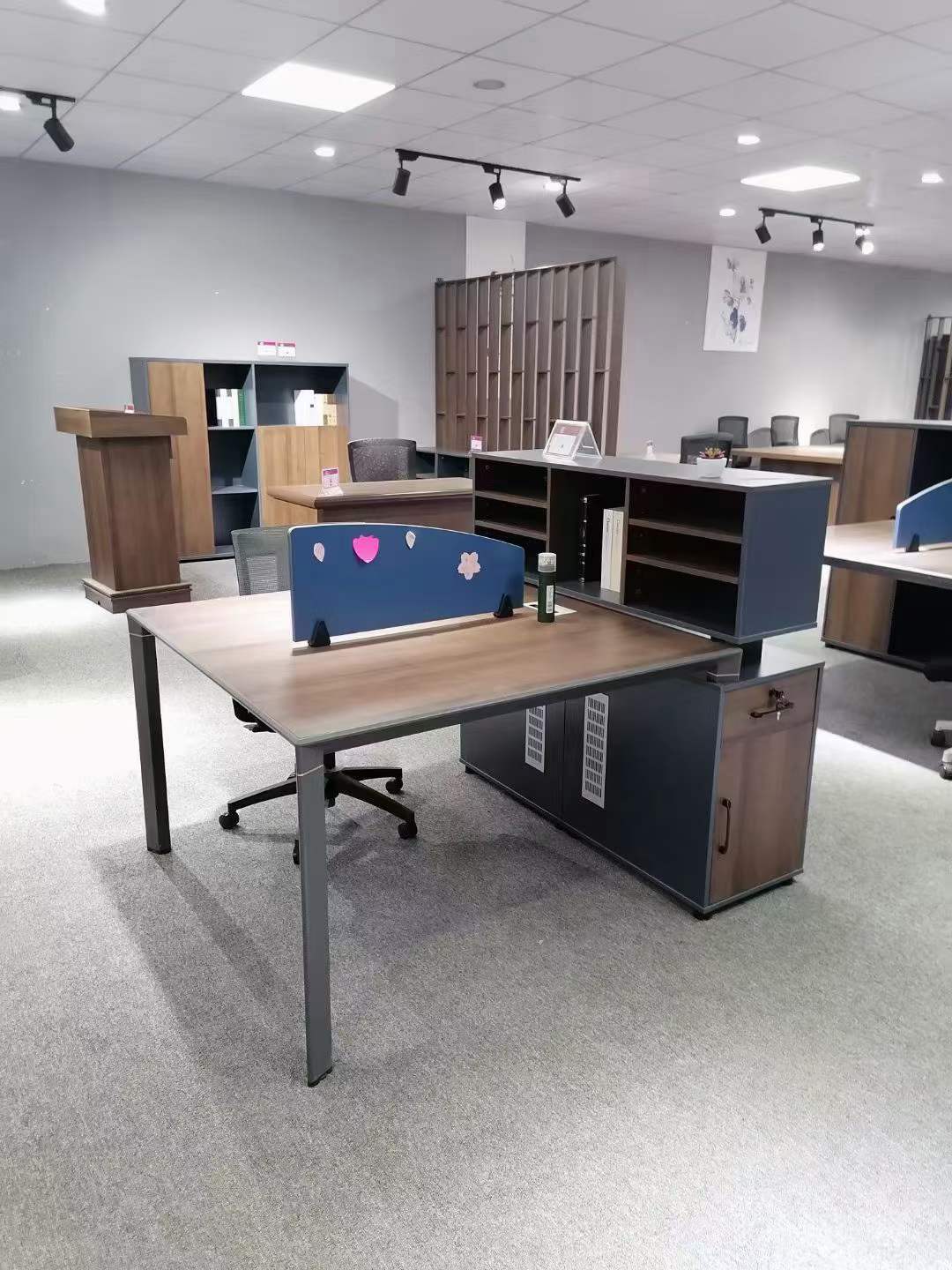 现代新款职员桌开放式工位桌对坐财务桌自有组合办公桌胡桃色卡座