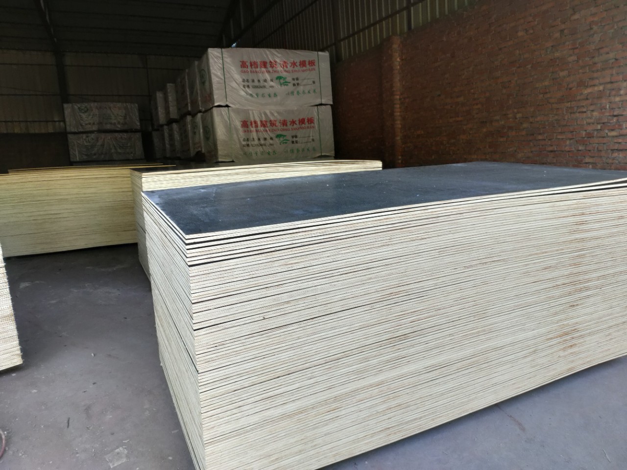 高档清水建筑模板高温高压制做密实度强不易开裂光滑度高周转次多